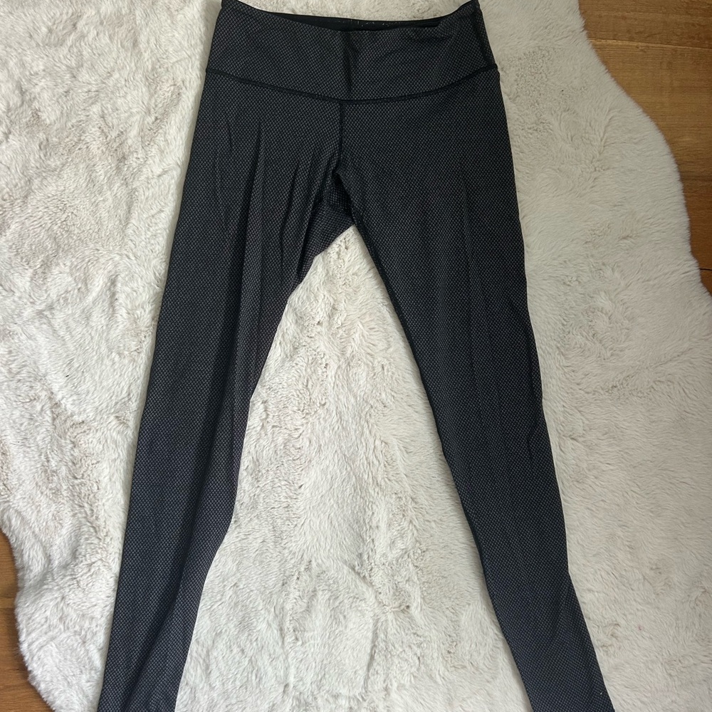 lululemon size 6 low rise Black Leggings with light pattern throughout
